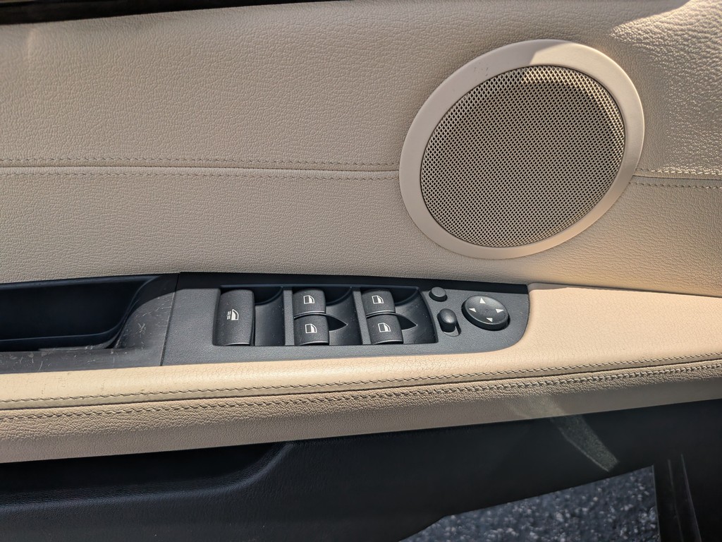 BMW Z4 Vehicle Full-screen Gallery Image 15