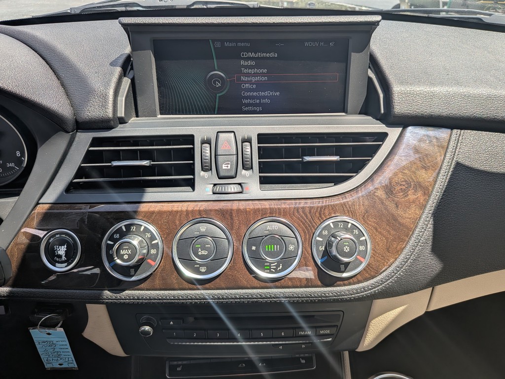 BMW Z4 Vehicle Full-screen Gallery Image 16