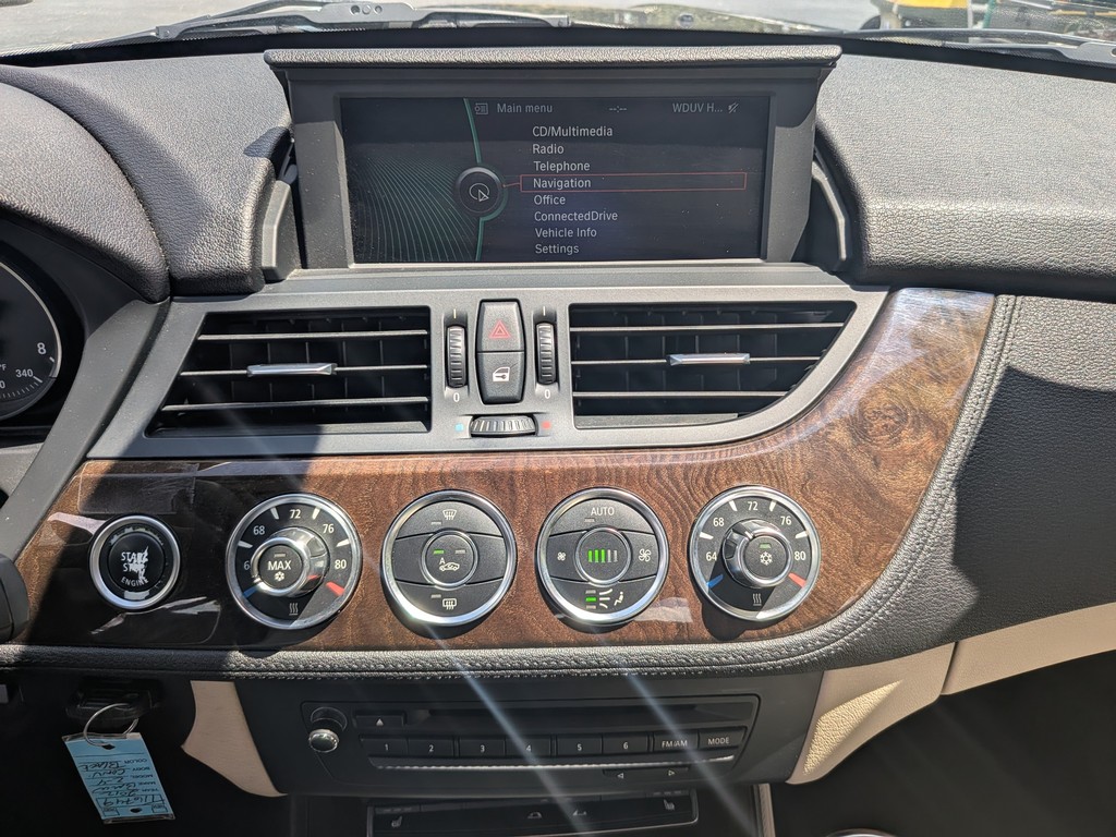 BMW Z4 Vehicle Full-screen Gallery Image 17