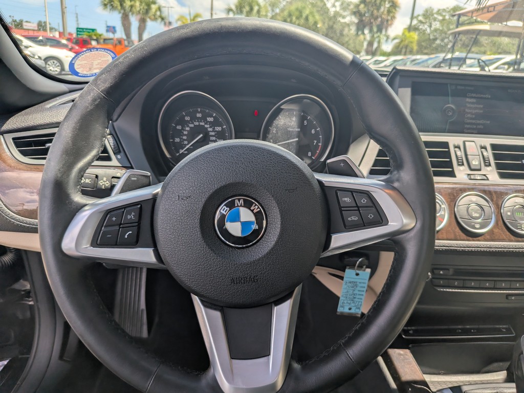 BMW Z4 Vehicle Full-screen Gallery Image 22