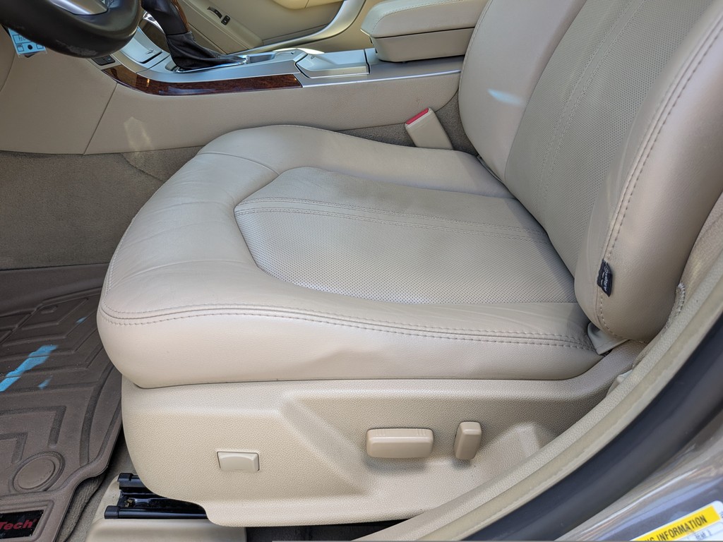 Cadillac CTS Sedan Vehicle Full-screen Gallery Image 17