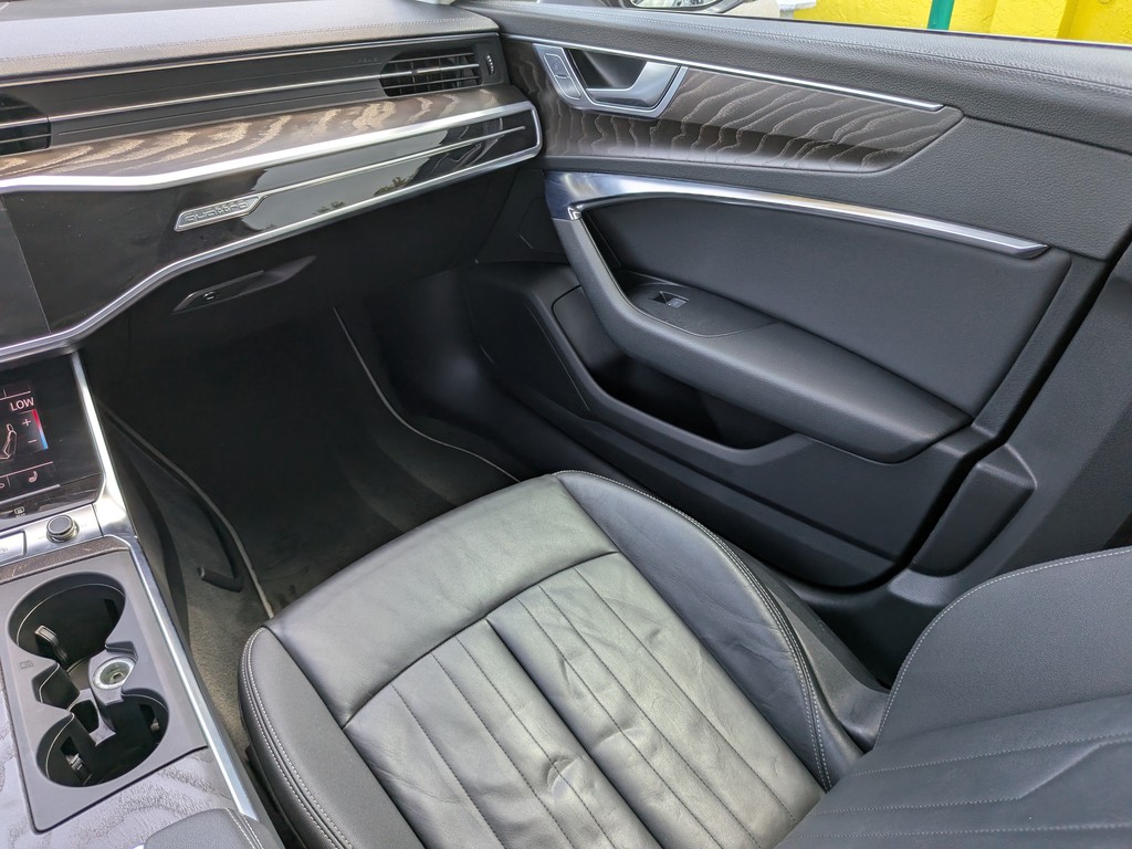 Audi A6 Vehicle Full-screen Gallery Image 16