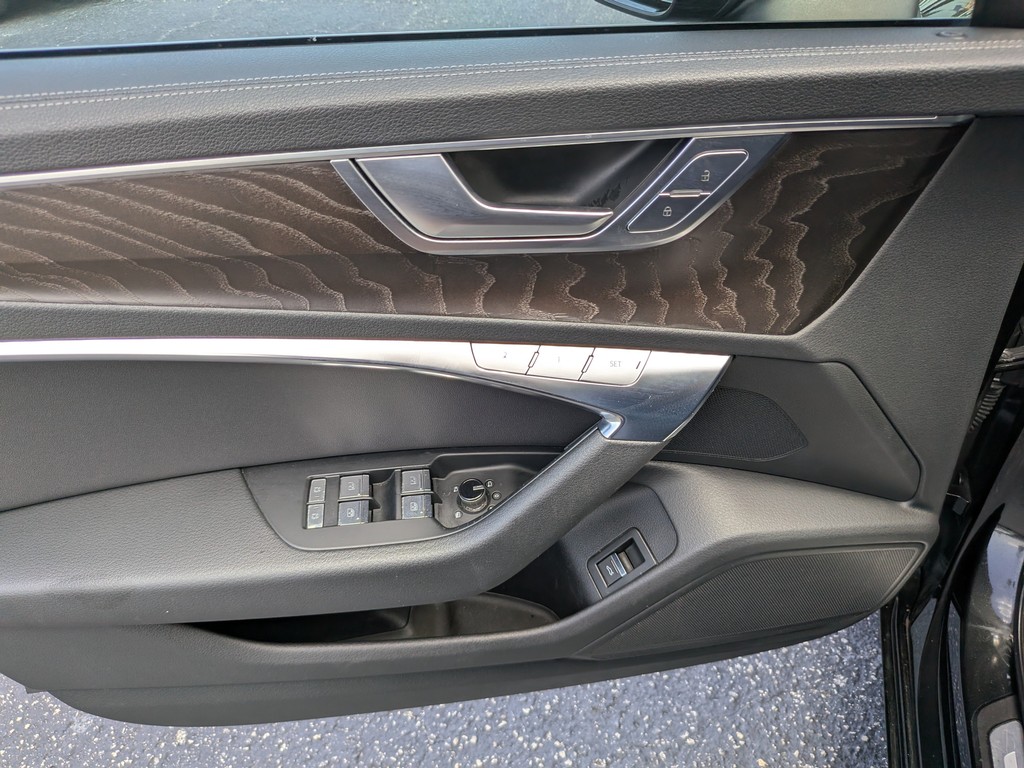 Audi A6 Vehicle Full-screen Gallery Image 18