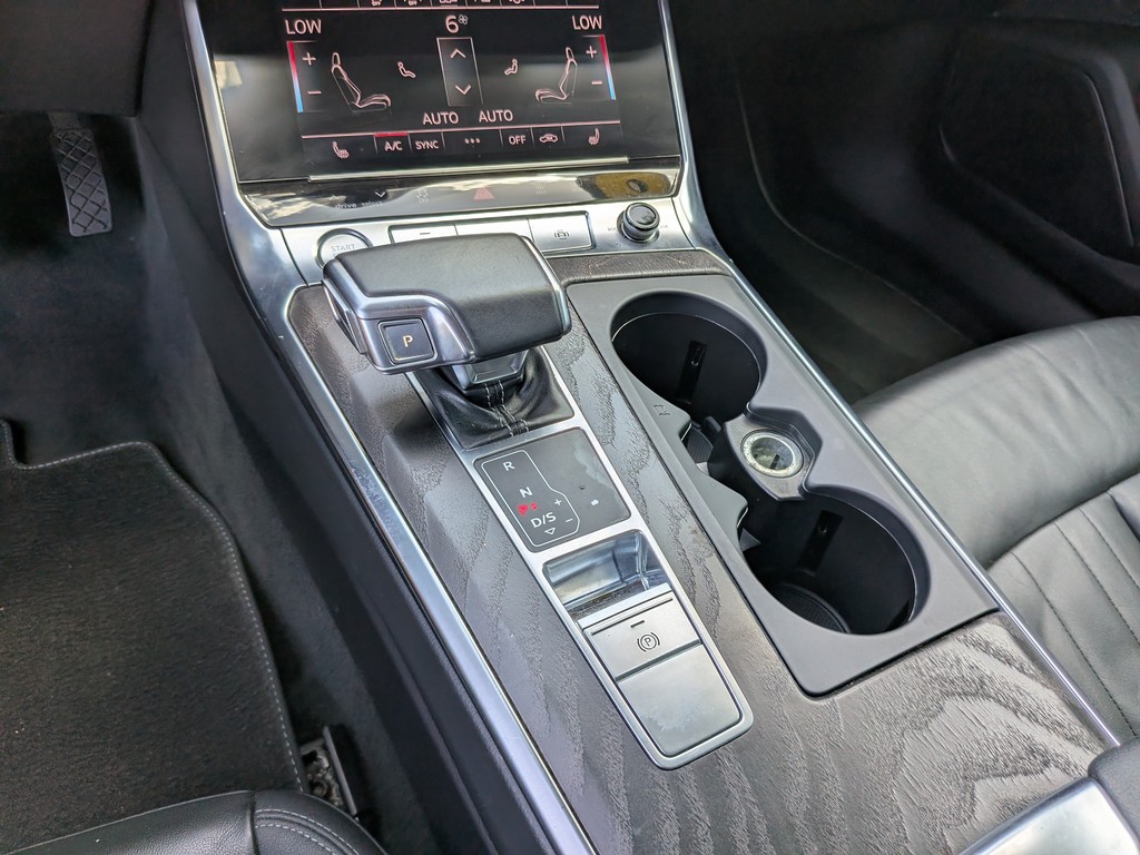 Audi A6 Vehicle Full-screen Gallery Image 25
