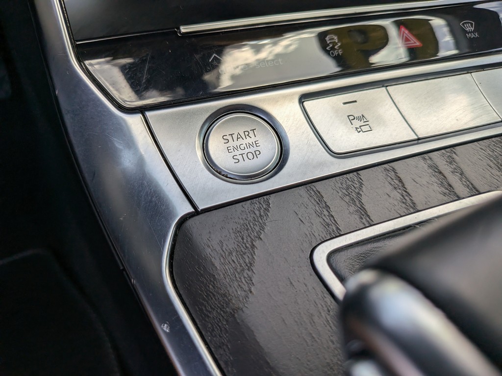 Audi A6 Vehicle Full-screen Gallery Image 26