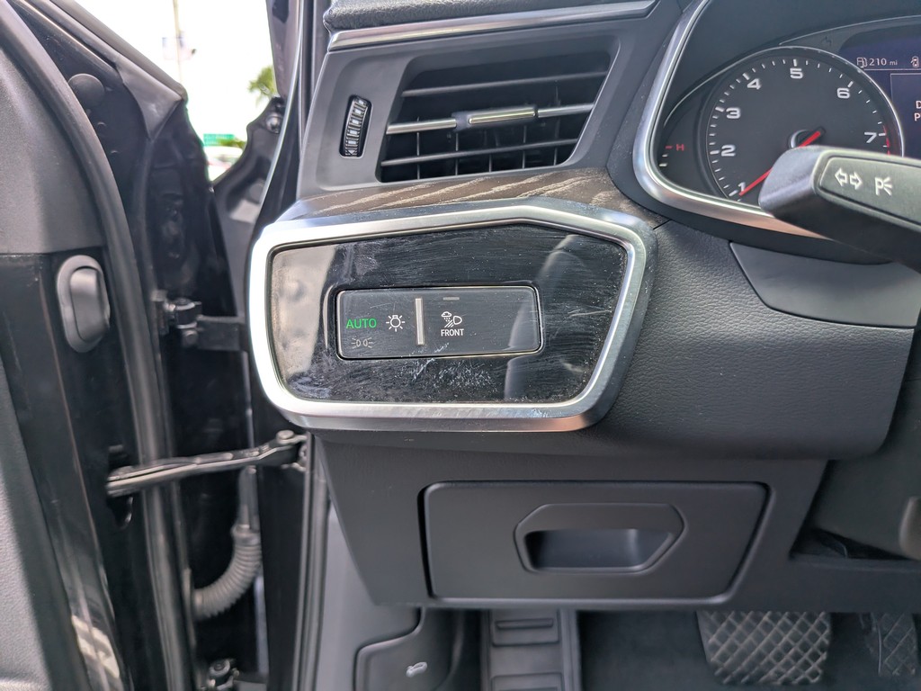 Audi A6 Vehicle Full-screen Gallery Image 27