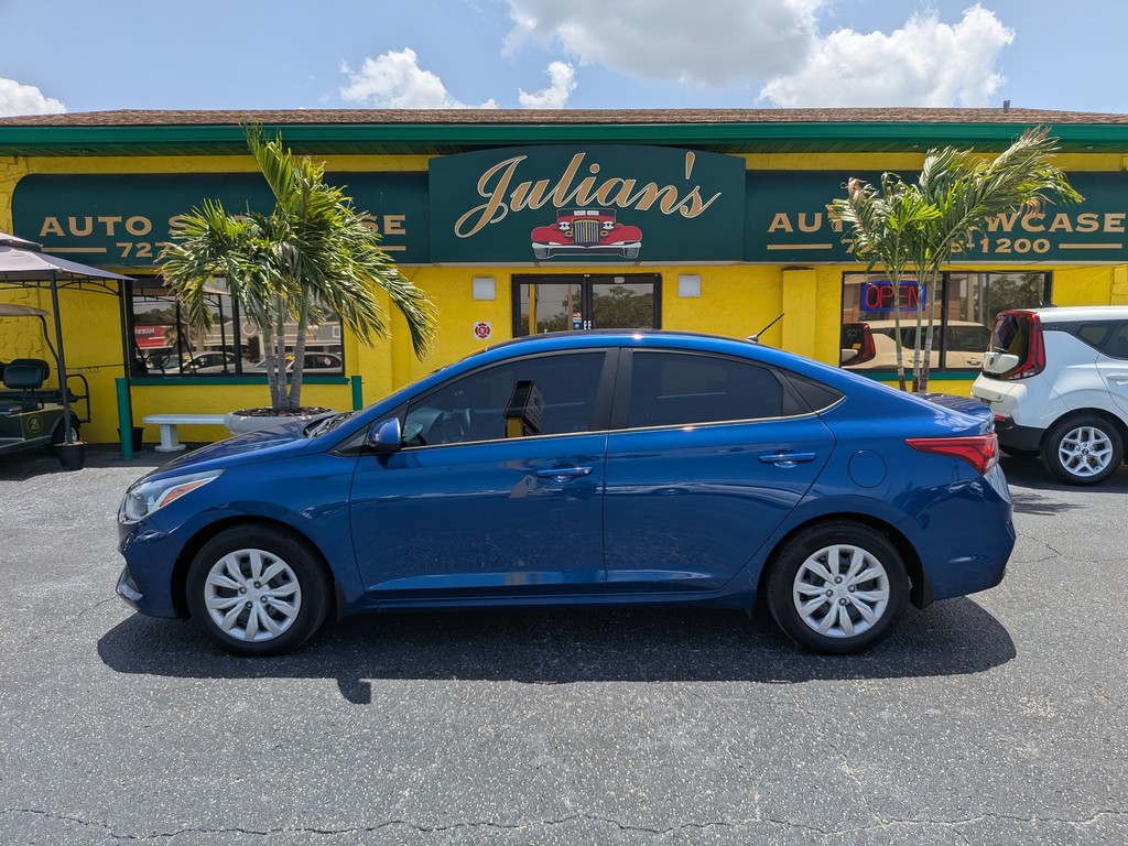 Hyundai Accent Vehicle Full-screen Gallery Image 02