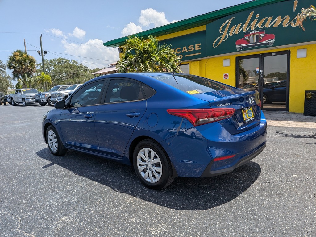 Hyundai Accent Vehicle Full-screen Gallery Image 03