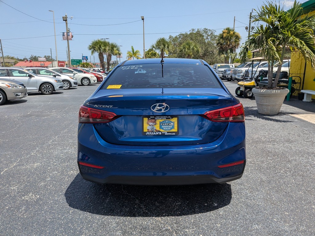 Hyundai Accent Vehicle Full-screen Gallery Image 04
