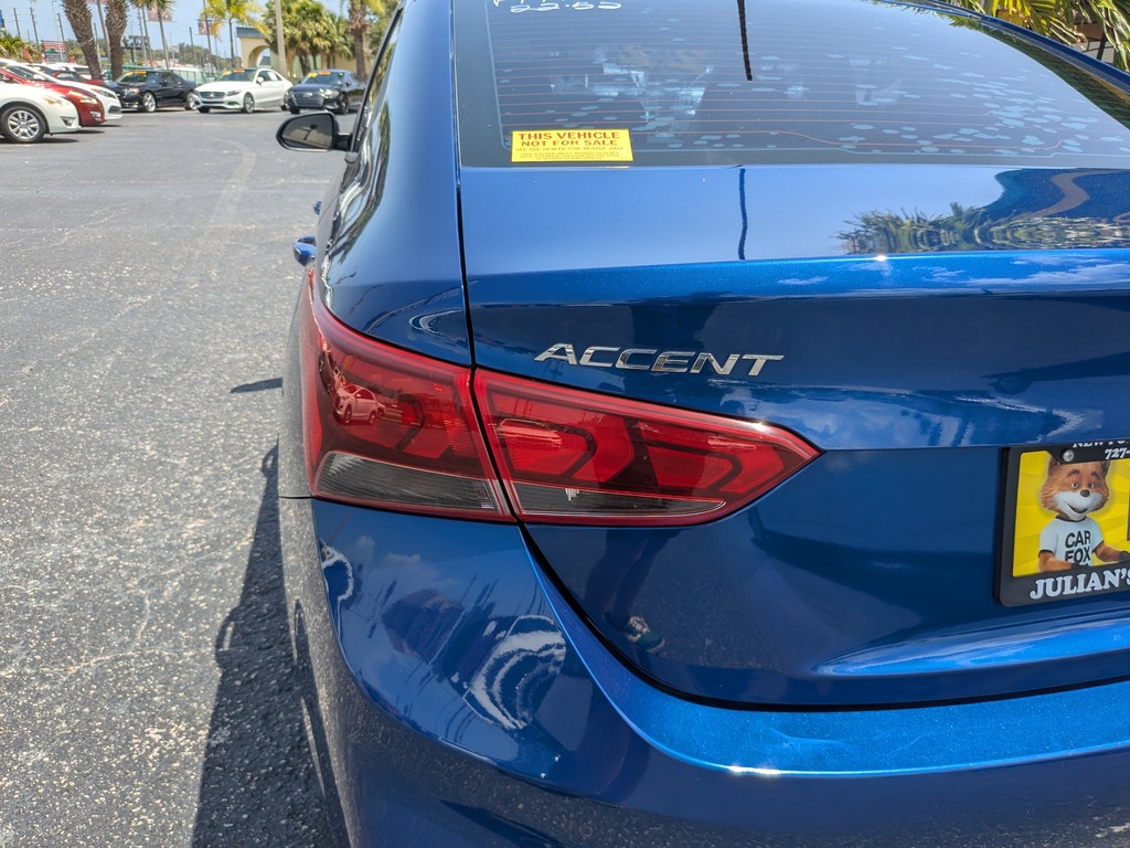 Hyundai Accent Vehicle Full-screen Gallery Image 07