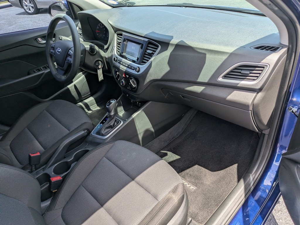 Hyundai Accent Vehicle Full-screen Gallery Image 09