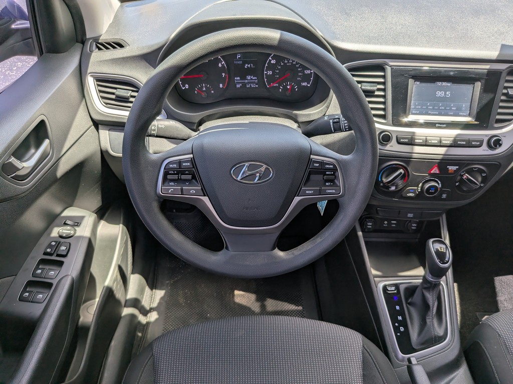 Hyundai Accent Vehicle Full-screen Gallery Image 11