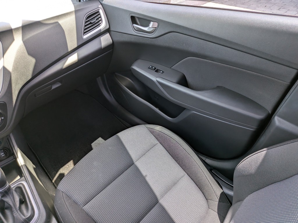 Hyundai Accent Vehicle Full-screen Gallery Image 13