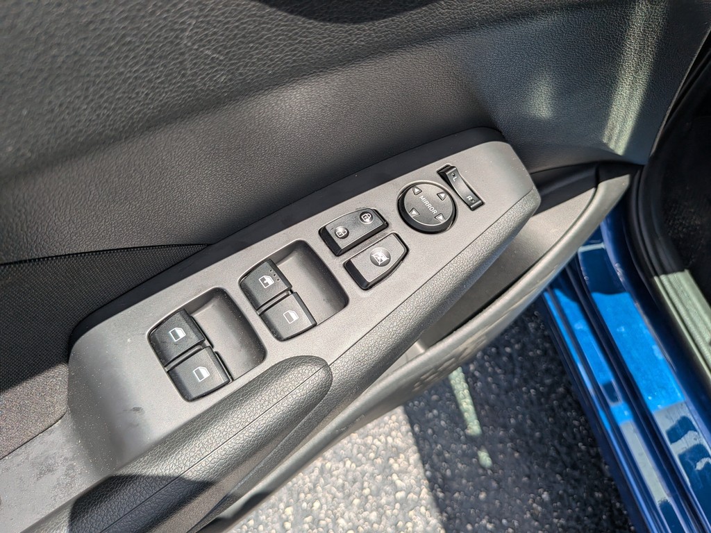 Hyundai Accent Vehicle Full-screen Gallery Image 15