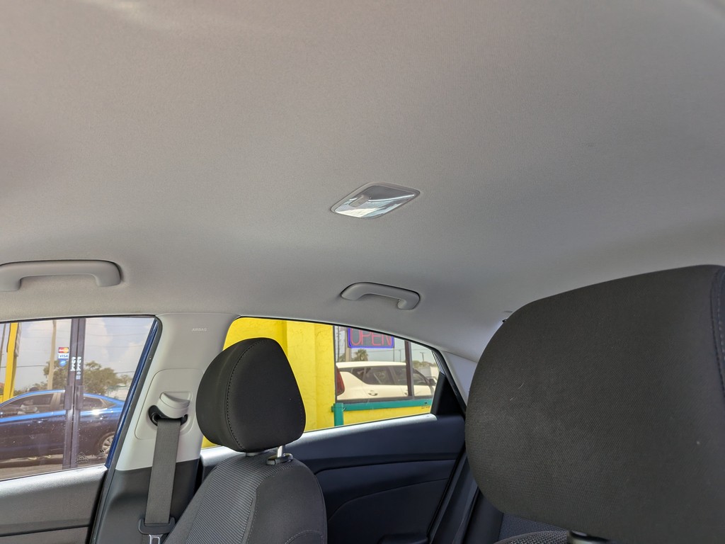 Hyundai Accent Vehicle Full-screen Gallery Image 17