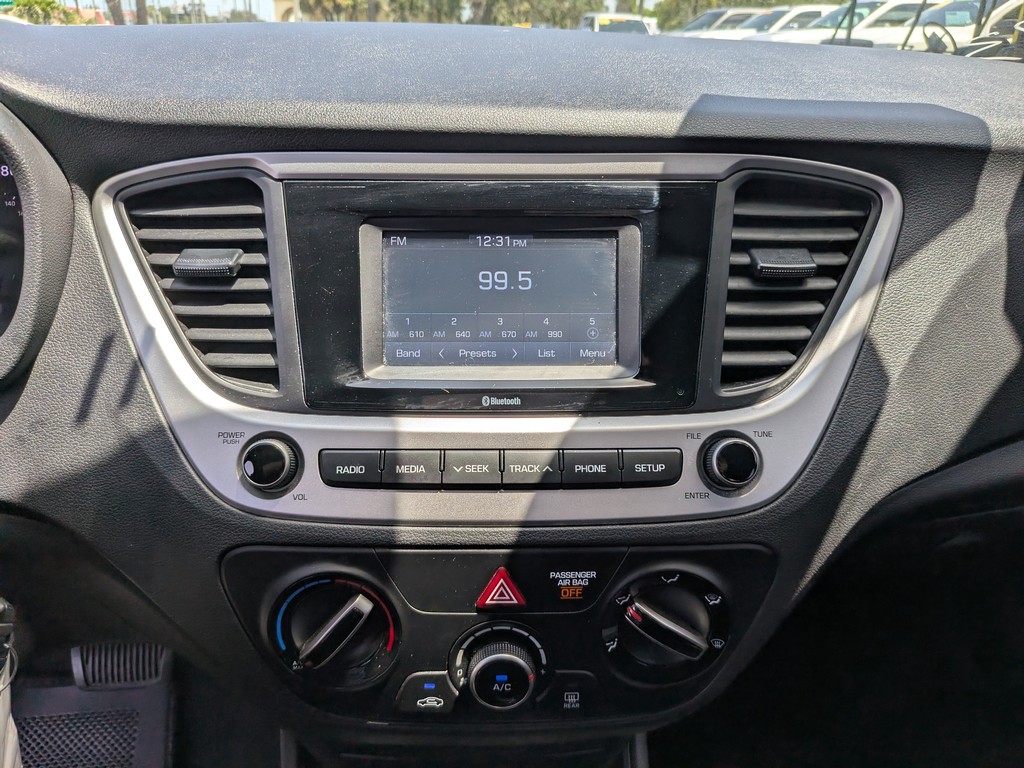 Hyundai Accent Vehicle Full-screen Gallery Image 18