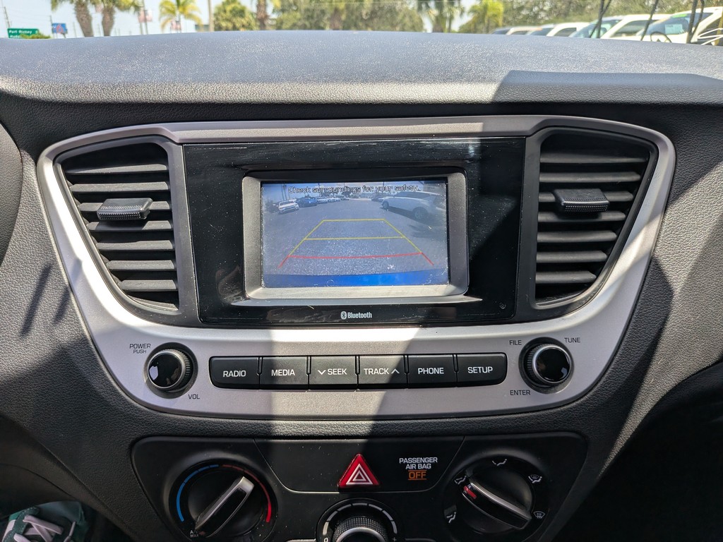Hyundai Accent Vehicle Full-screen Gallery Image 19