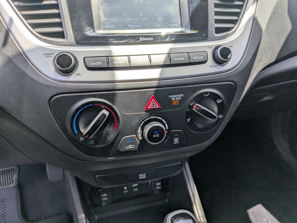 Hyundai Accent Vehicle Full-screen Gallery Image 20