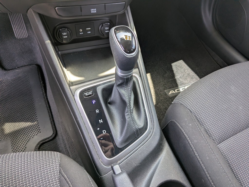 Hyundai Accent Vehicle Full-screen Gallery Image 21