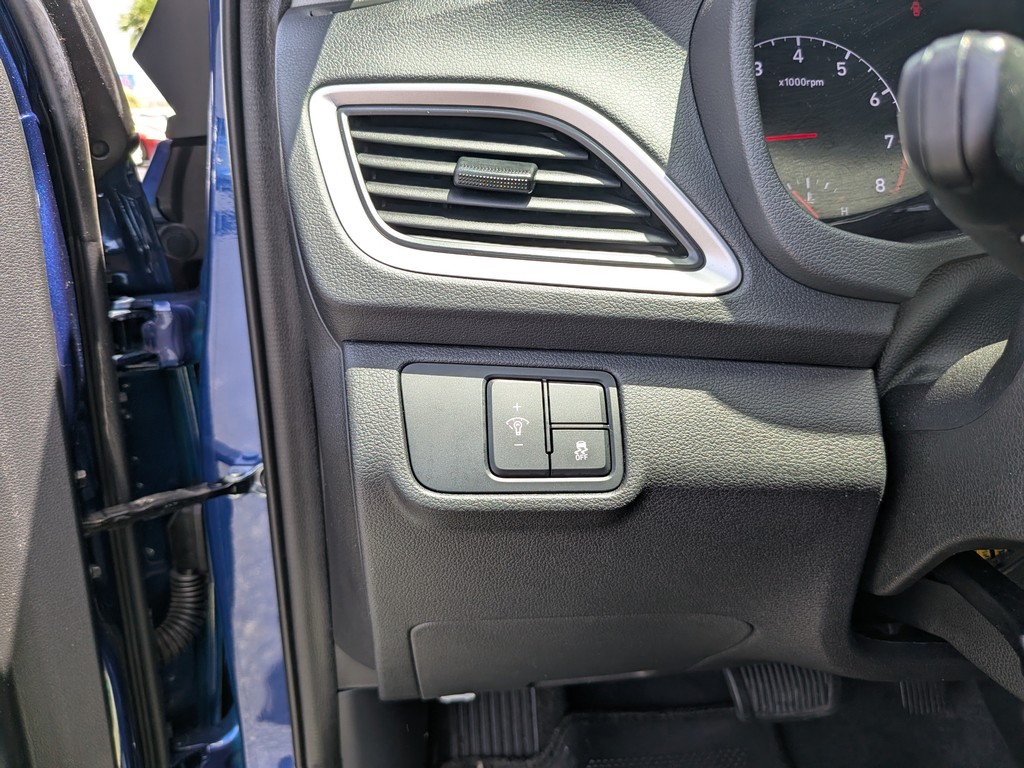 Hyundai Accent Vehicle Full-screen Gallery Image 23