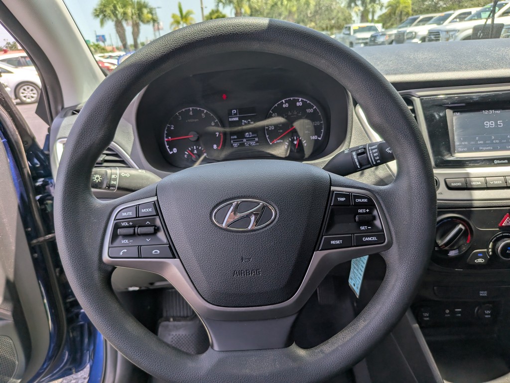 Hyundai Accent Vehicle Full-screen Gallery Image 24
