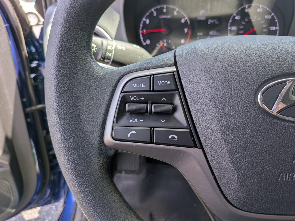 Hyundai Accent Vehicle Full-screen Gallery Image 25