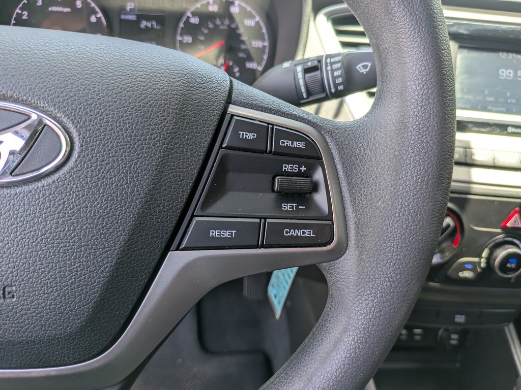 Hyundai Accent Vehicle Full-screen Gallery Image 26