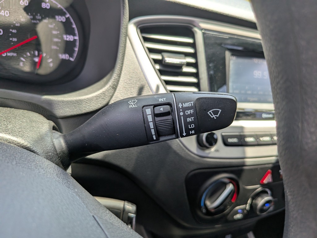 Hyundai Accent Vehicle Full-screen Gallery Image 28