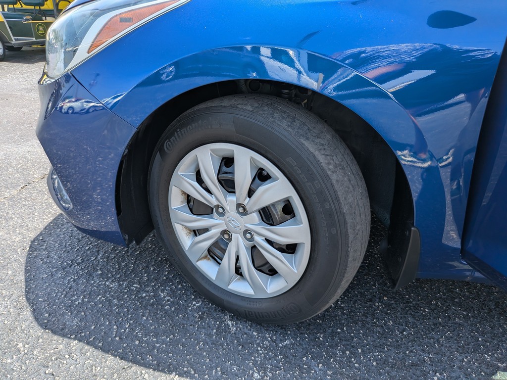 Hyundai Accent Vehicle Full-screen Gallery Image 30