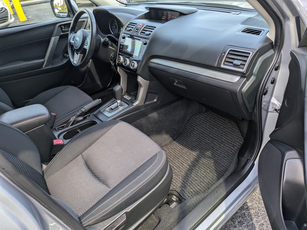 Subaru Forester Vehicle Full-screen Gallery Image 11