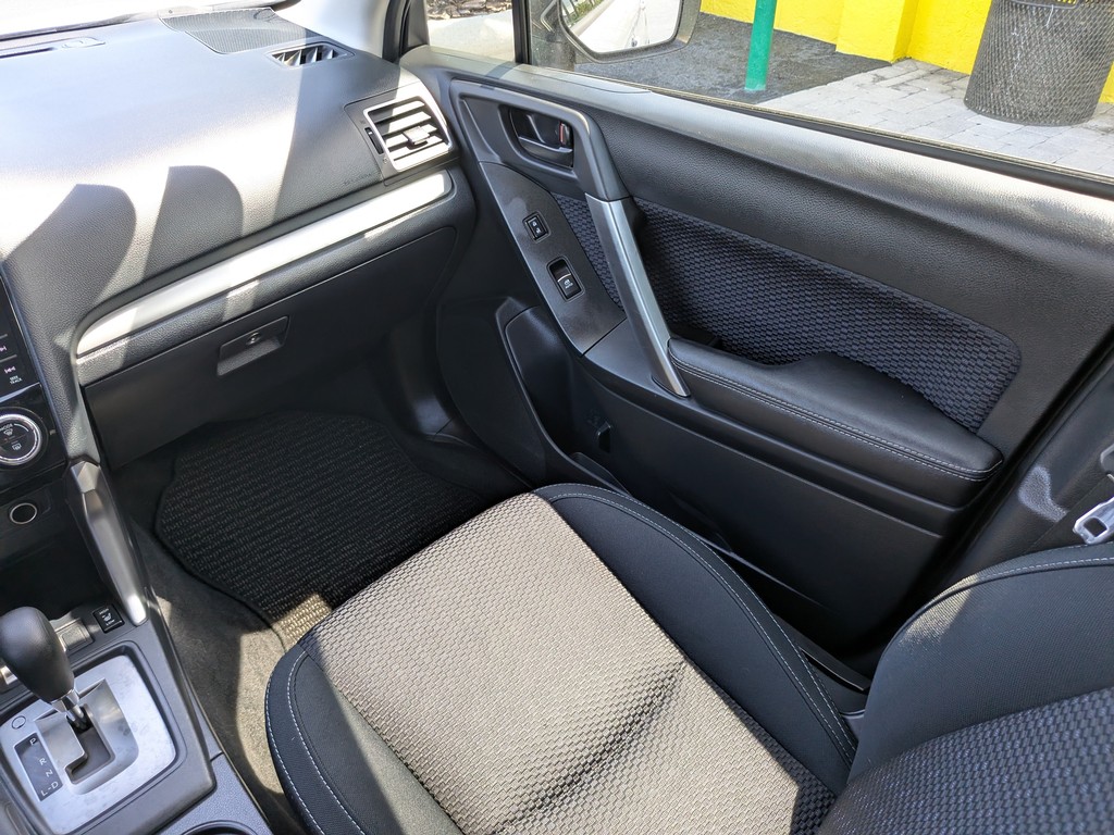 Subaru Forester Vehicle Full-screen Gallery Image 15