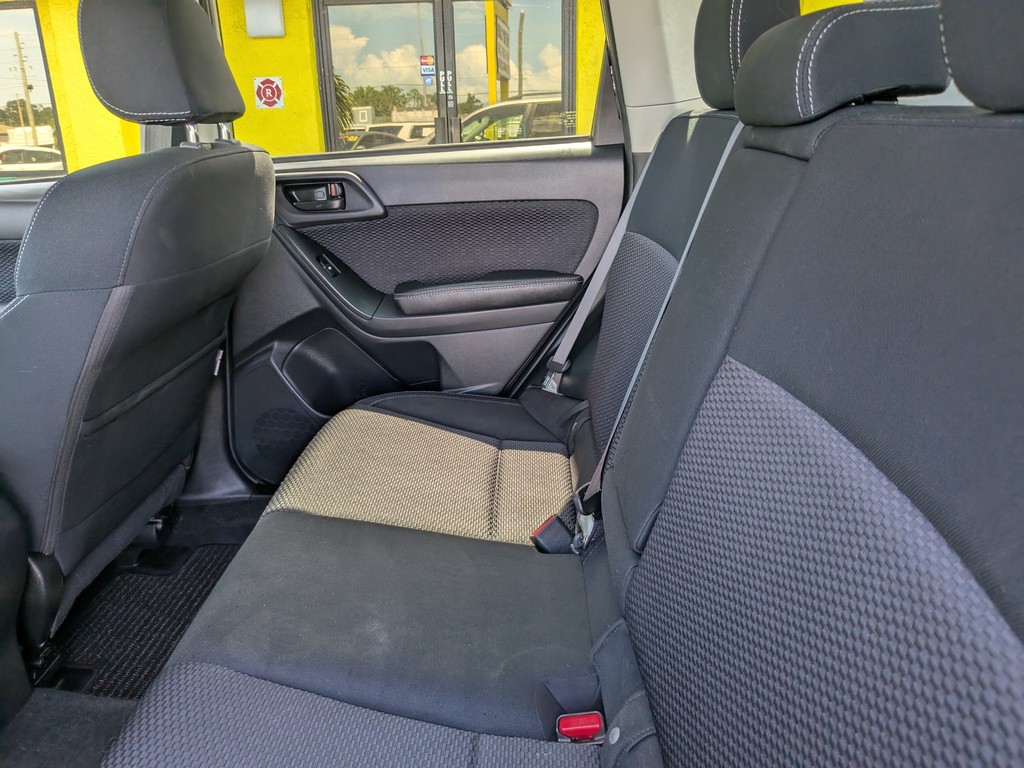 Subaru Forester Vehicle Full-screen Gallery Image 16