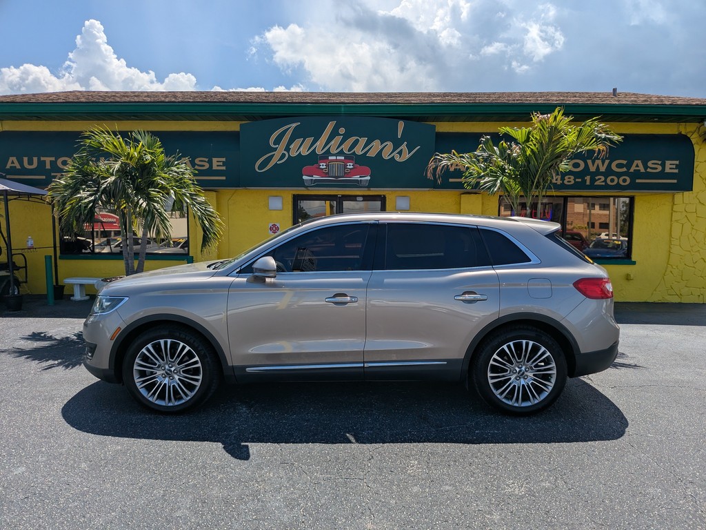 Lincoln MKX Vehicle Full-screen Gallery Image 02