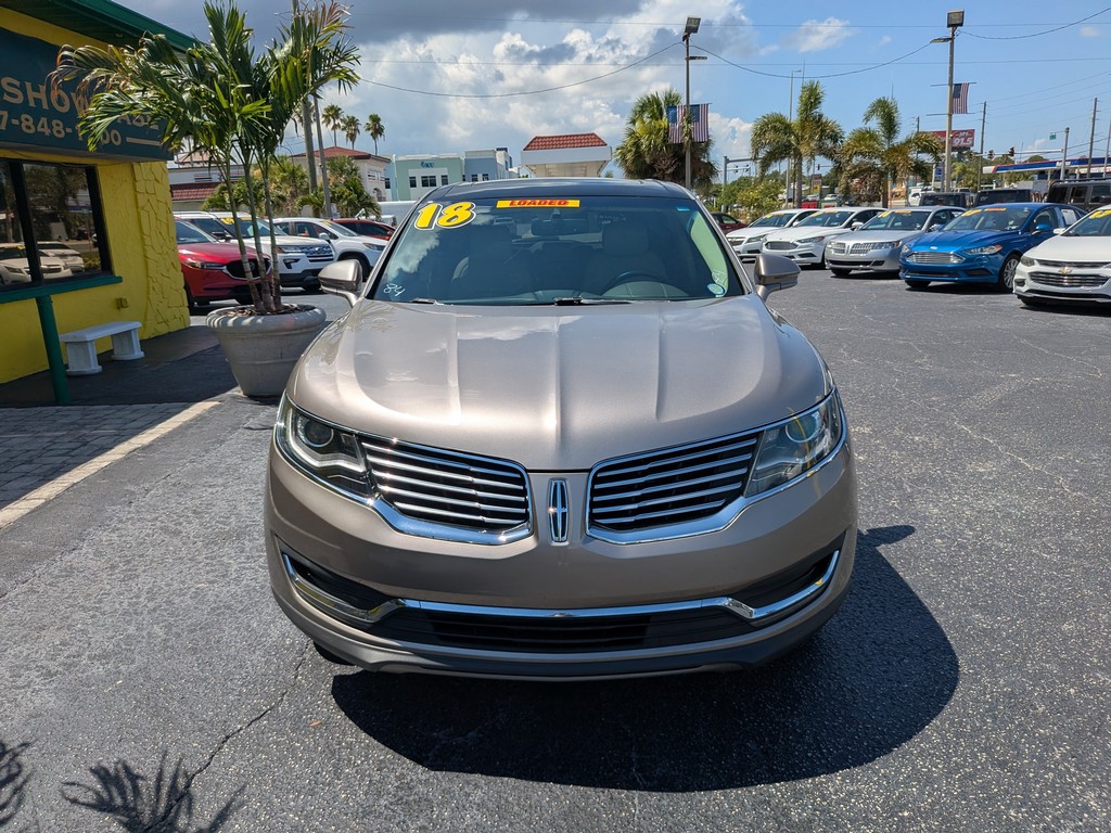 Lincoln MKX Vehicle Full-screen Gallery Image 05