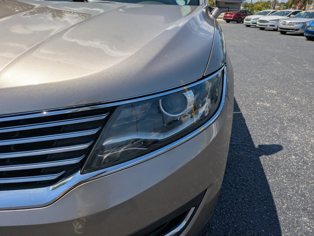 Lincoln MKX Vehicle Full-screen Gallery Image 06