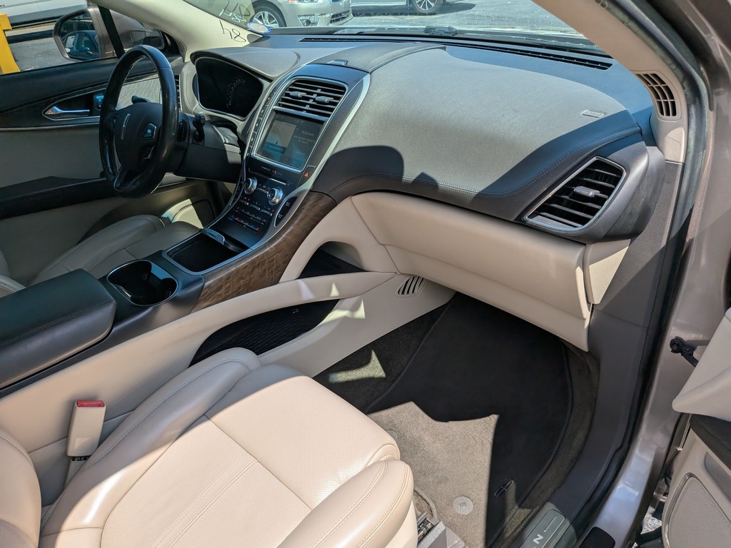 Lincoln MKX Vehicle Full-screen Gallery Image 11