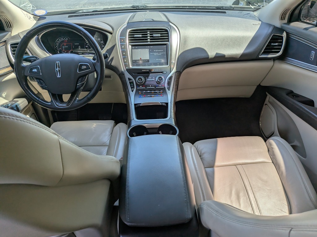 Lincoln MKX Vehicle Full-screen Gallery Image 12
