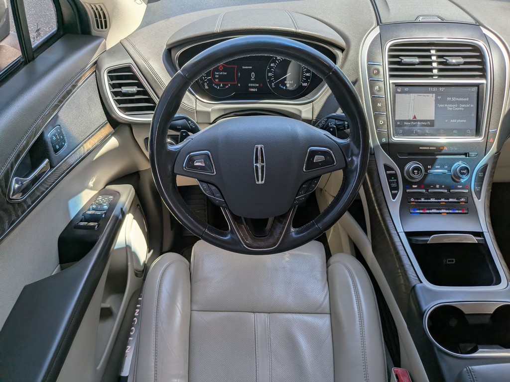 Lincoln MKX Vehicle Full-screen Gallery Image 13