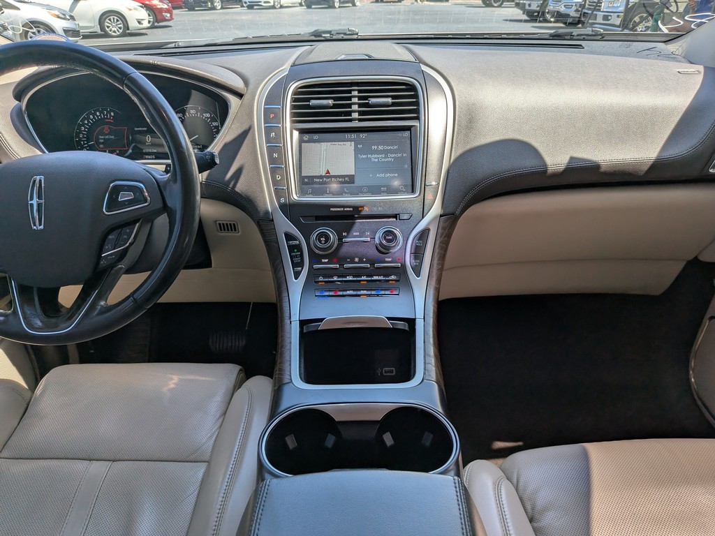 Lincoln MKX Vehicle Full-screen Gallery Image 14