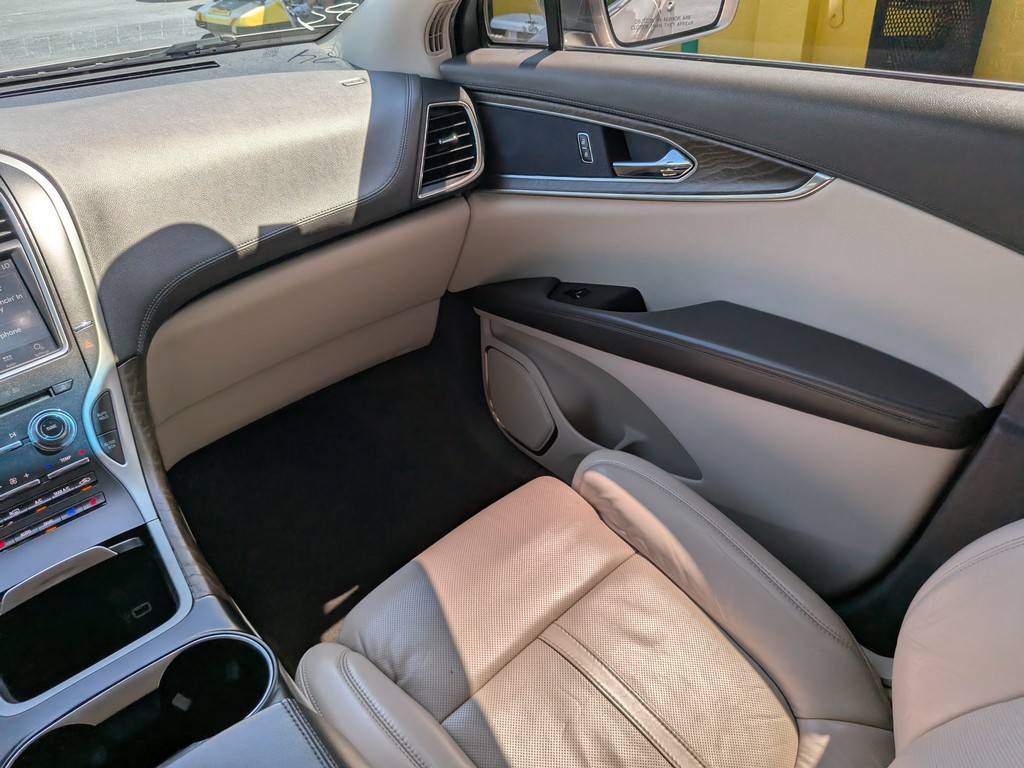 Lincoln MKX Vehicle Full-screen Gallery Image 15