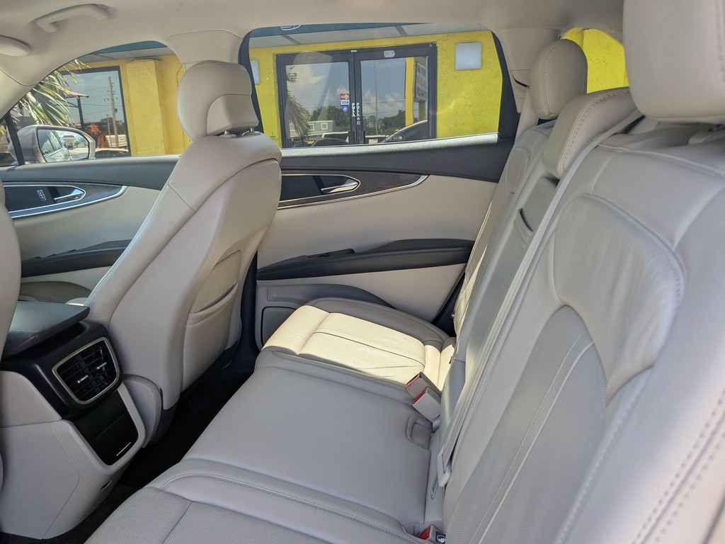 Lincoln MKX Vehicle Full-screen Gallery Image 16