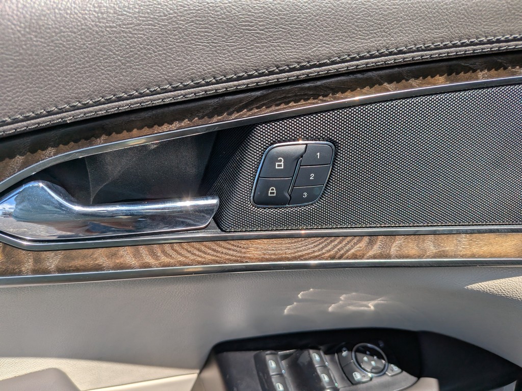Lincoln MKX Vehicle Full-screen Gallery Image 17