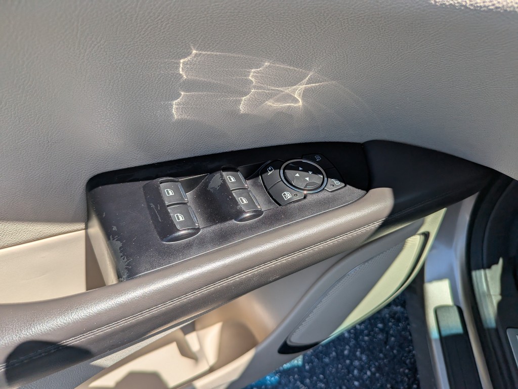 Lincoln MKX Vehicle Full-screen Gallery Image 18