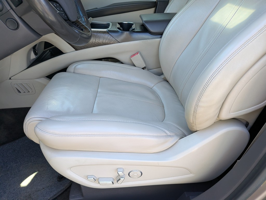 Lincoln MKX Vehicle Full-screen Gallery Image 19