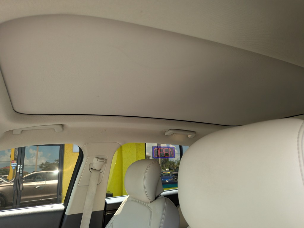 Lincoln MKX Vehicle Full-screen Gallery Image 20