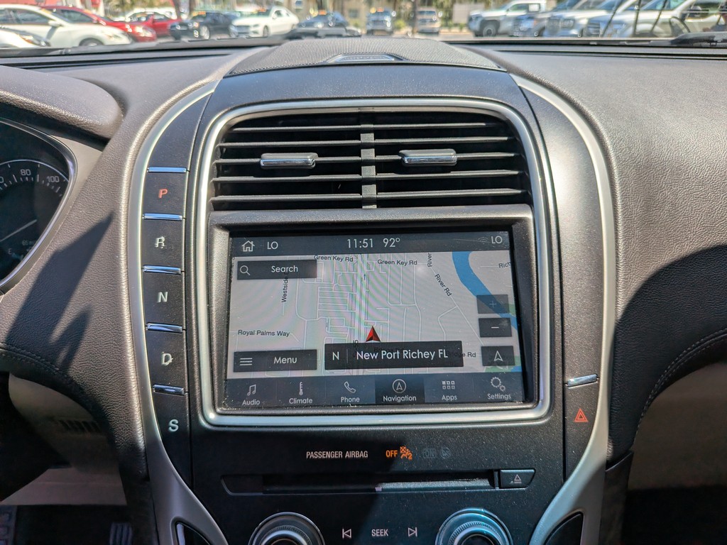 Lincoln MKX Vehicle Full-screen Gallery Image 21