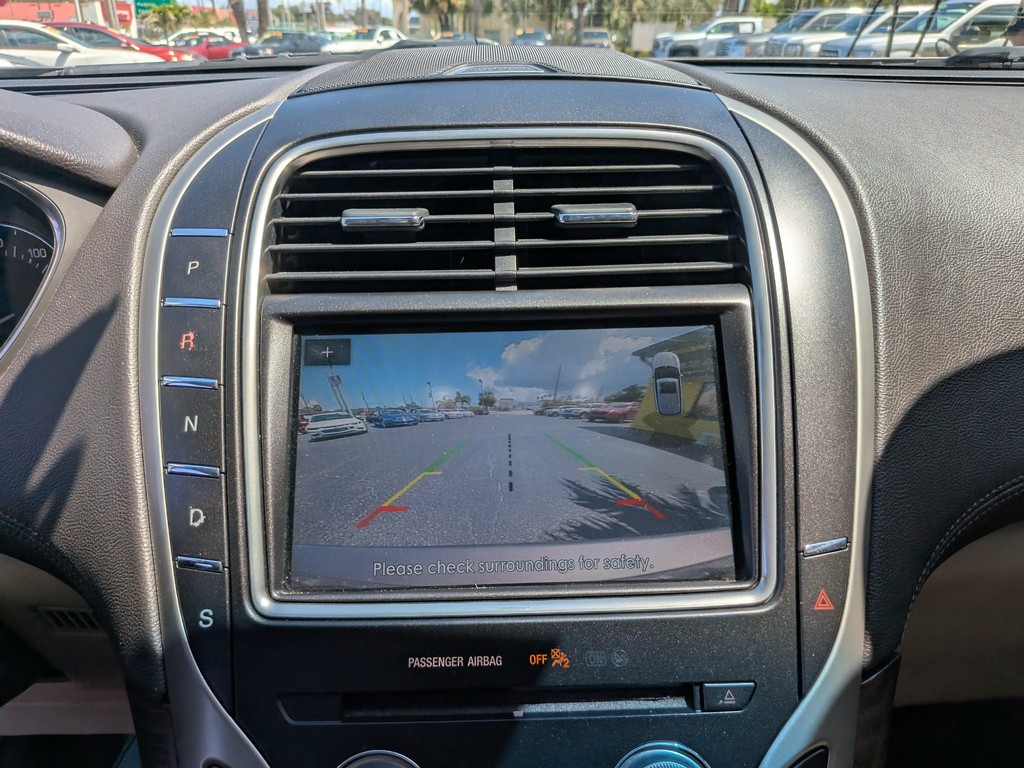 Lincoln MKX Vehicle Full-screen Gallery Image 22