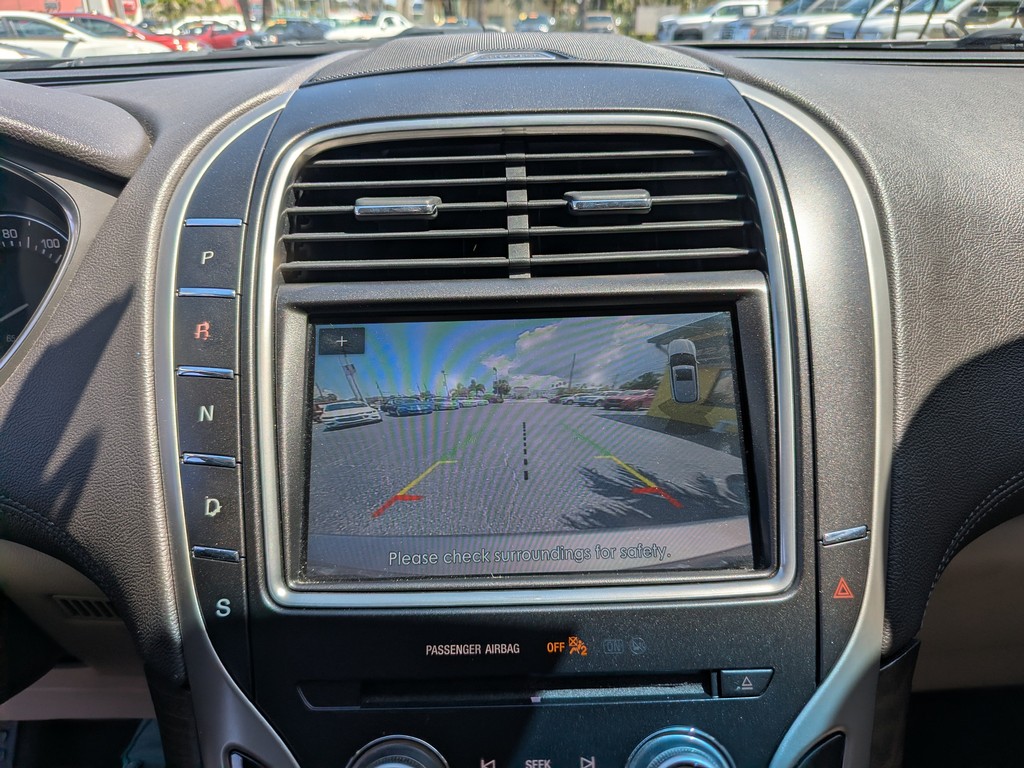 Lincoln MKX Vehicle Full-screen Gallery Image 23