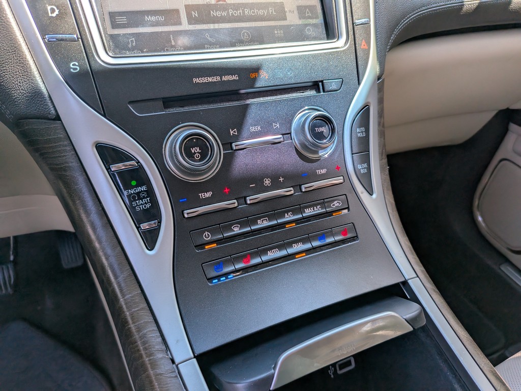 Lincoln MKX Vehicle Full-screen Gallery Image 24