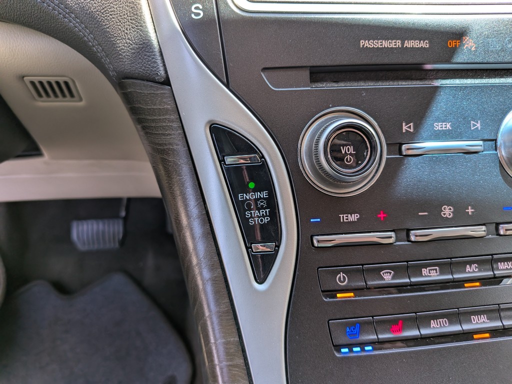 Lincoln MKX Vehicle Full-screen Gallery Image 25